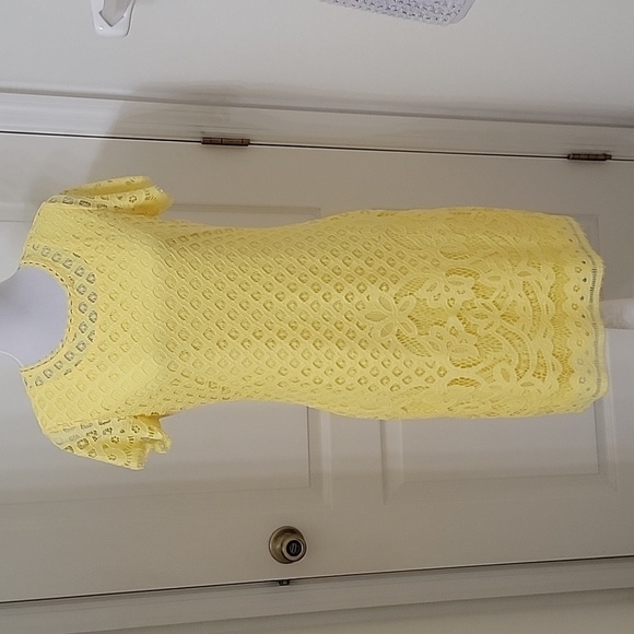 Isaac Mizrahi Size XXS Yellow Lace Overaly Knee Length Shift Dress, EUC - Picture 1 of 13